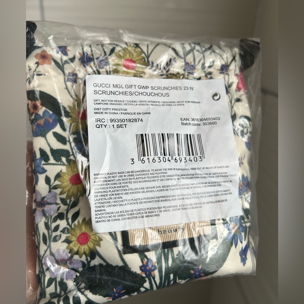NIP Gucci Beauty Set Floral Pouch with Scrunchies